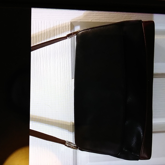 VGUC$$❤️❤️☘️Liz Claiborne vegan leather handbag. - Picture 5 of 13